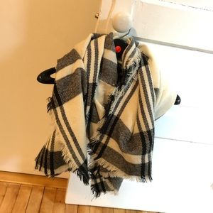 Black and white blanket scarf